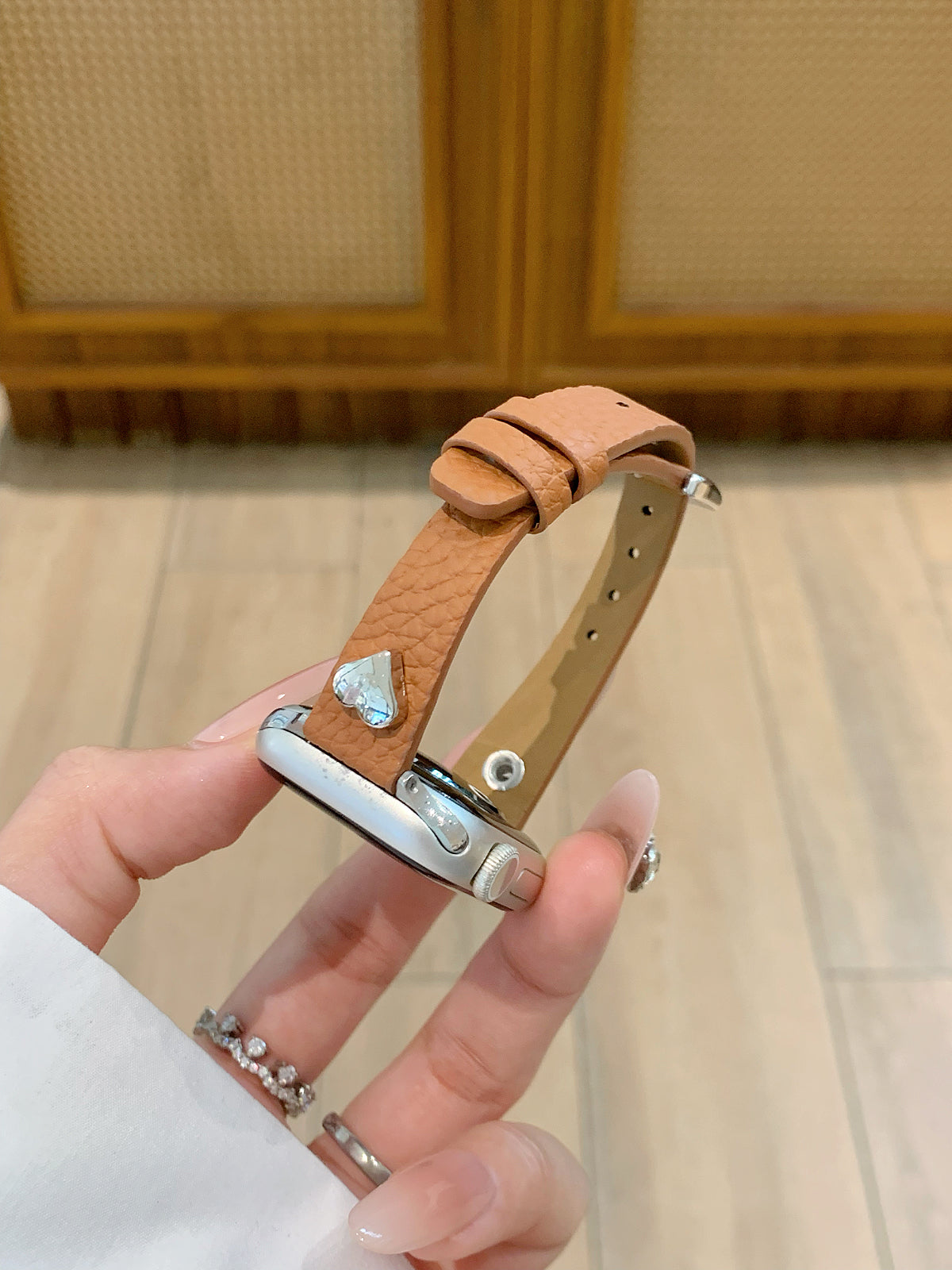 Heart-Studded Slim Leather Watch Band for Apple Watch — Soft Pebbled Leather, 7 Colors, Fits 38–49mm