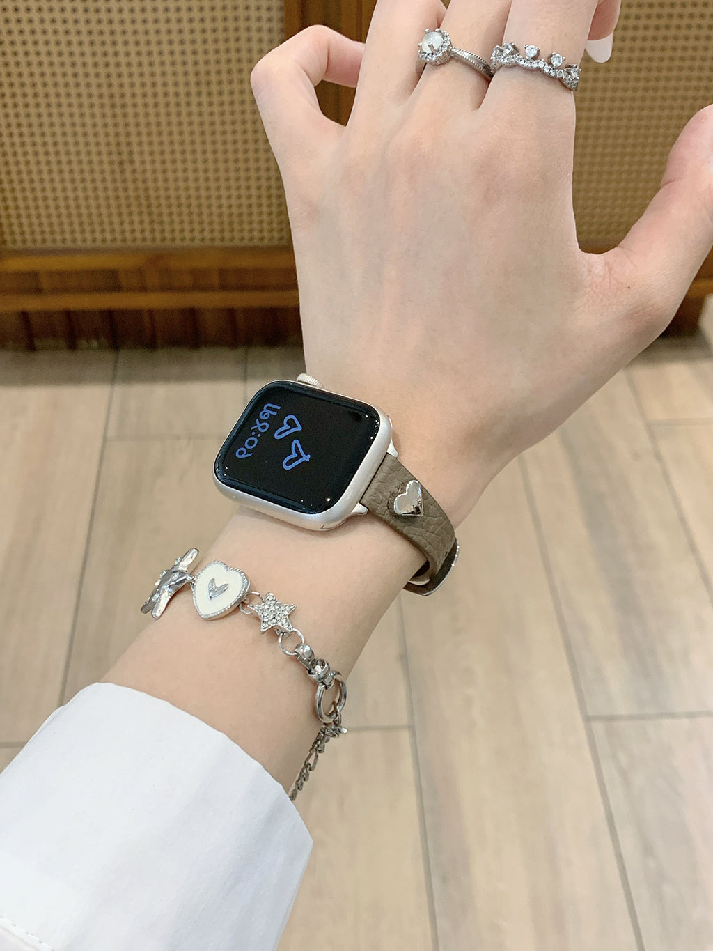 Heart-Studded Slim Leather Watch Band for Apple Watch — Soft Pebbled Leather, 7 Colors, Fits 38–49mm