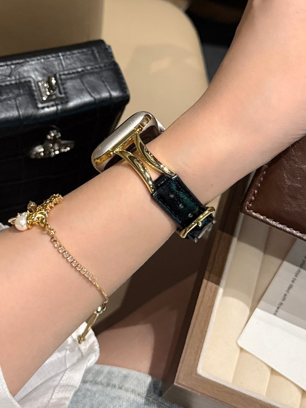 Bracelle Hourglass-Link Leather Band for Apple Watch — Sculpted Metal Connector, 5 Colors, 38–49mm