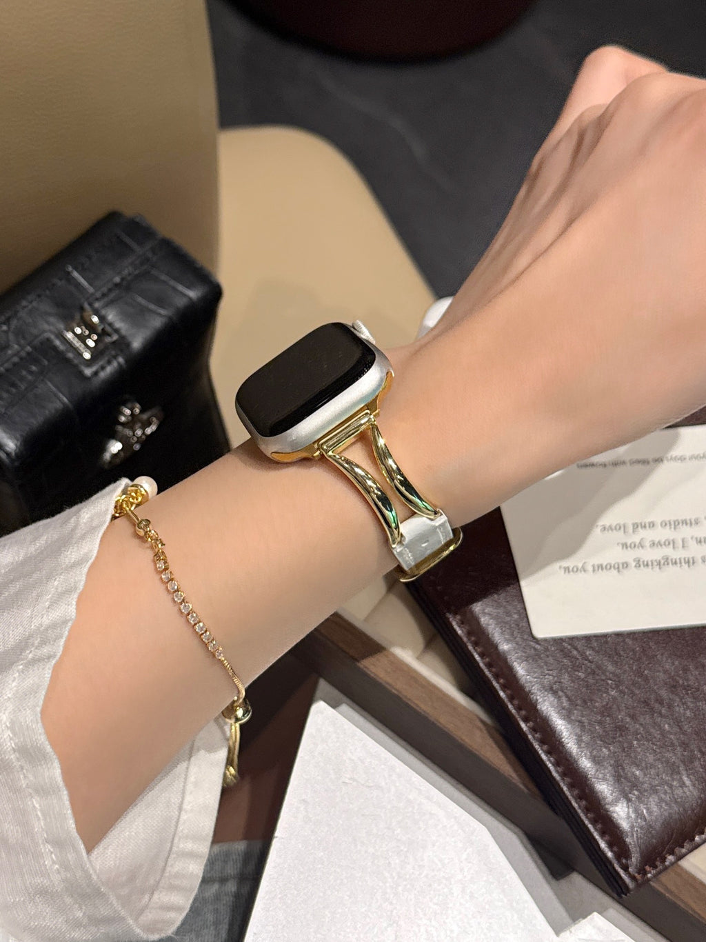 Bracelle Hourglass-Link Leather Band for Apple Watch — Sculpted Metal Connector, 5 Colors, 38–49mm