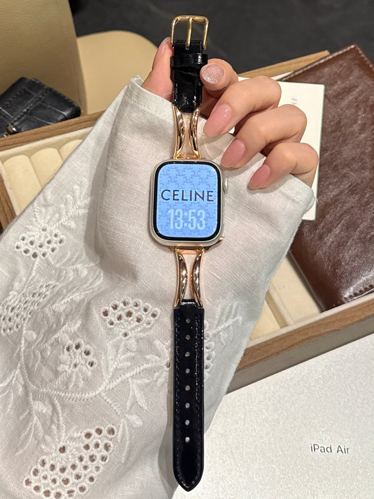 Bracelle Hourglass-Link Leather Band for Apple Watch — Sculpted Metal Connector, 5 Colors, 38–49mm