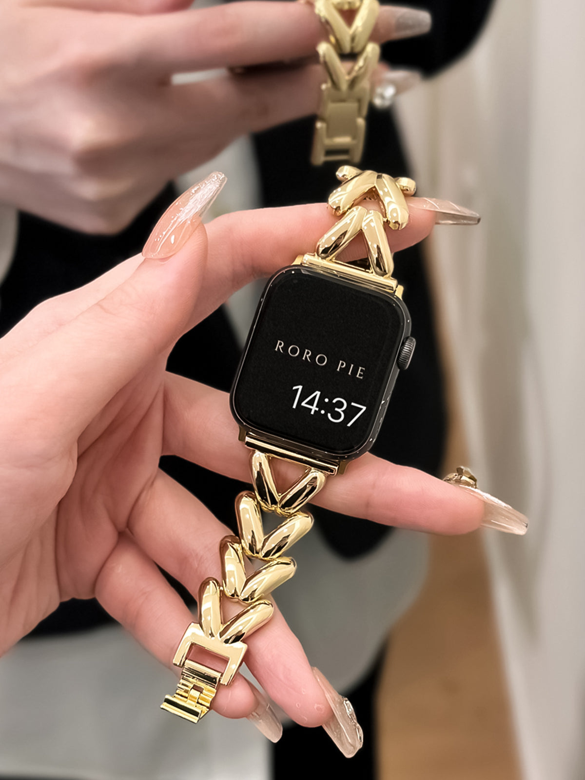 Bracelle Chevron V-Link Metal Band for Apple Watch — Power Dressing for Your Wrist, 5 Colors, 38–49mm